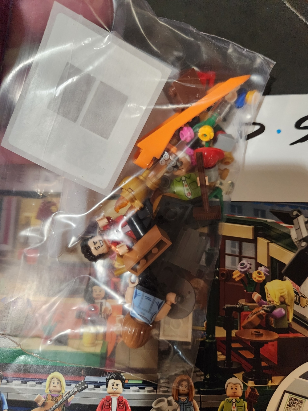 Like New LEGO FRIENDS Central Perk TV Set - Brown & Multicolor Complete! - Picture 9 of 11